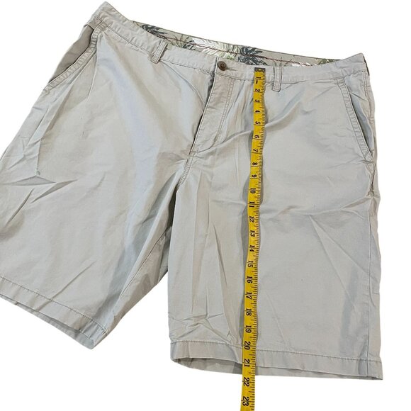 Tommy Bahama Men's Beige Shorts Size 40 Flat Front Bermuda Beach Vacation - Picture 3 of 4